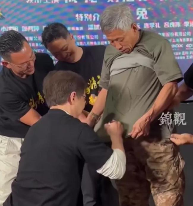 70岁还在拍戏的成龙，不是为了名和利，竟是因为热爱