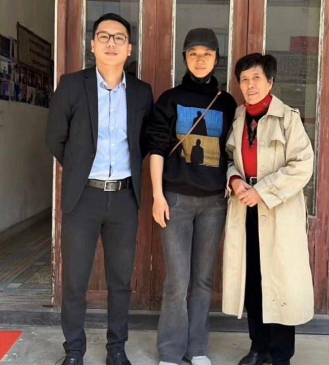 汤唯夫妇回浙江老家扫墓 汤唯本人素颜出镜 穿的还是《分手的决心》官方卫衣