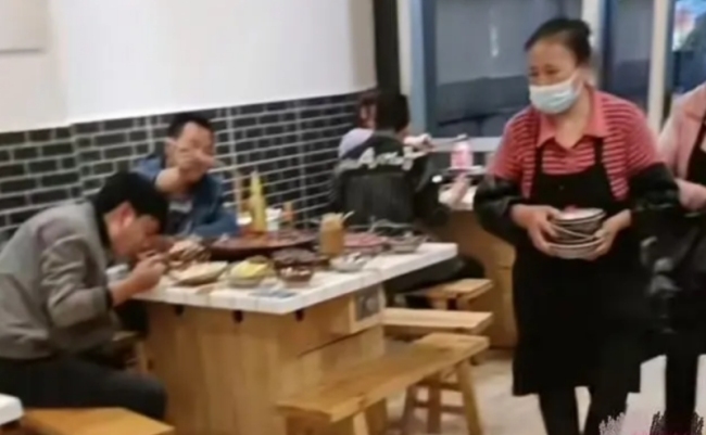 女儿开宾利送母亲去洗碗：不差钱，就是闲不住！