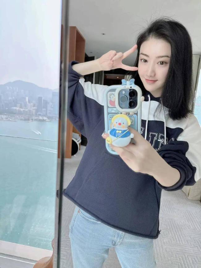景甜头条抖音评论区有多暖 网友这次抱起键盘护住景甜