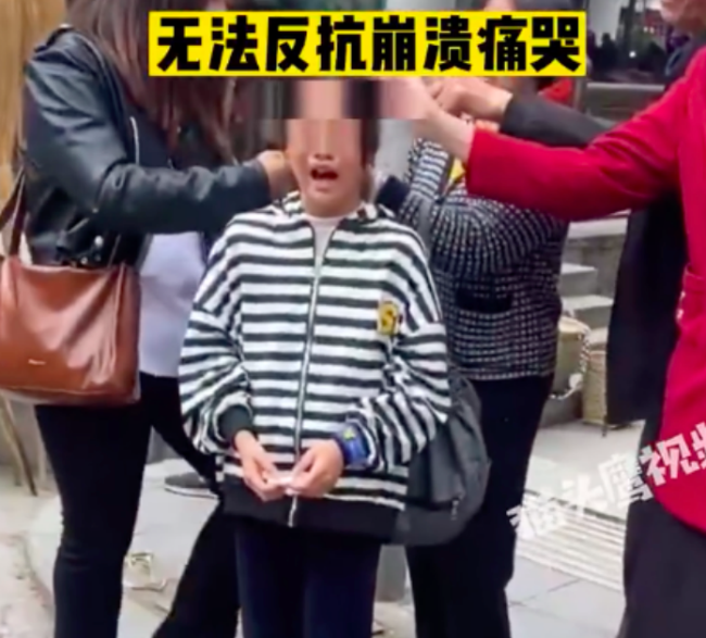 女孩头发被奶奶骗去卖掉 无法反抗当街大哭
