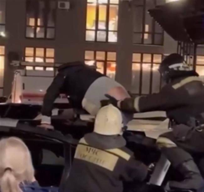 俄男子19层高楼坠落幸免于难，自行走上救护车还给医护人员唱歌