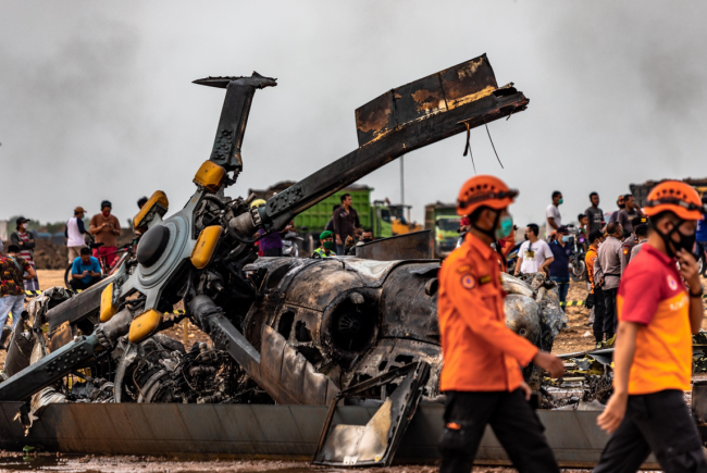 越南北部一直升机坠毁至少两人死亡 目前正在搜救中！