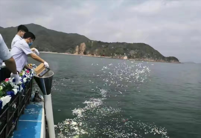 男子私撒骨灰入海被罚！海葬在我国不合法吗？私自海葬会造成什么影响？