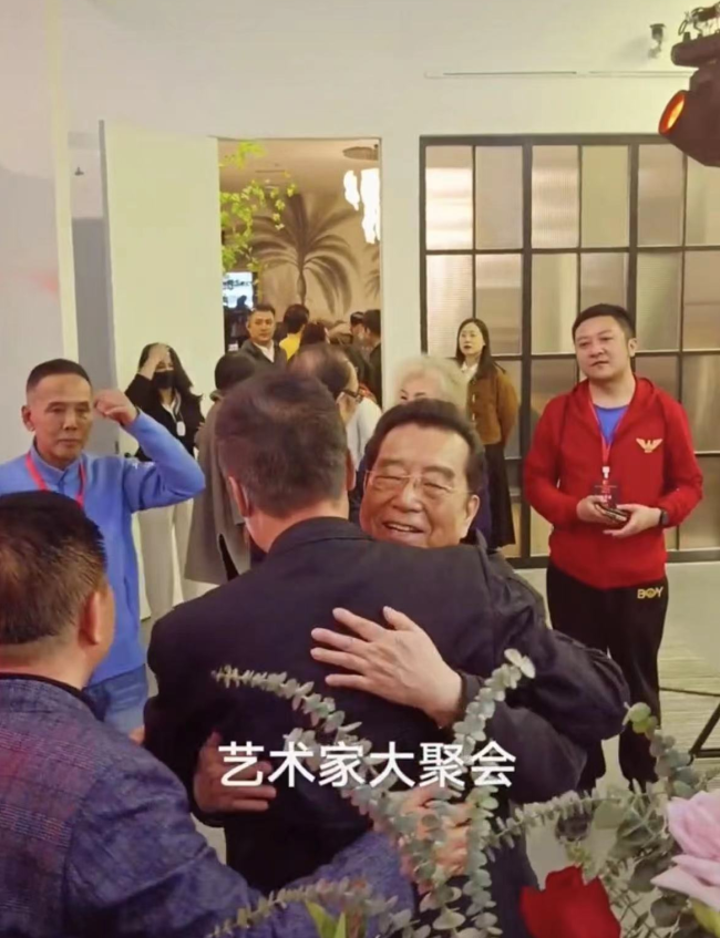 阎维文聚会中被搀扶拥抱李双江，杨洪基疑被无视秒变脸