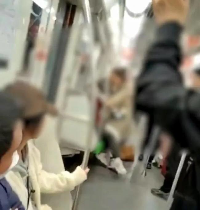 上海地铁回应2女子车厢互薅头发：可第一时间报警