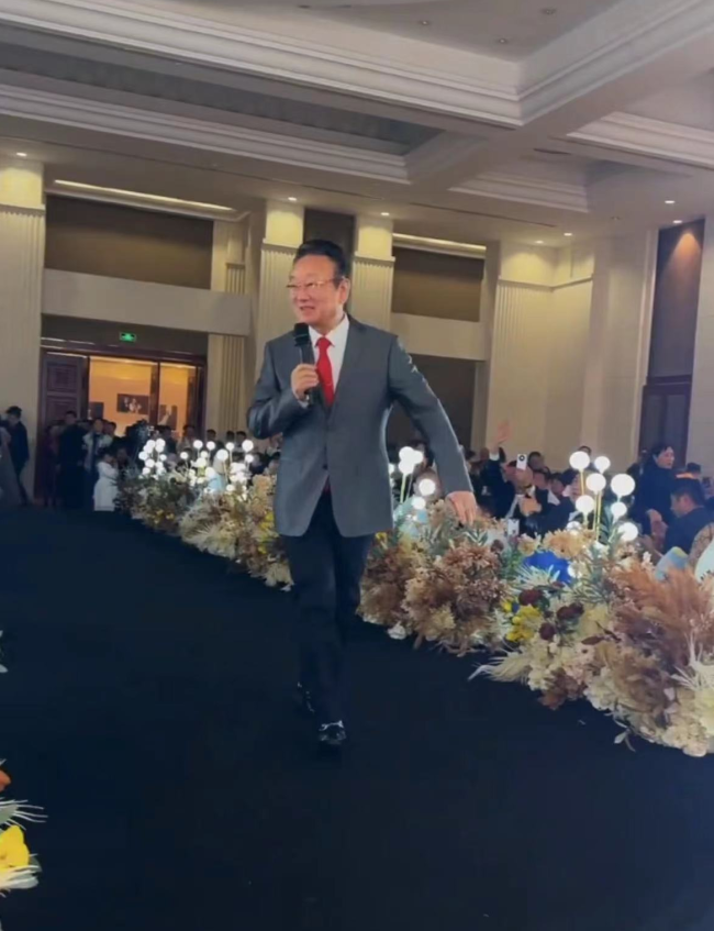 蒋大为参加婚礼商演 这婚礼瞬间就高配了起来  