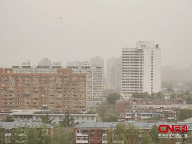 北京持续出现沙尘天气 北京人民：这下真吃土了