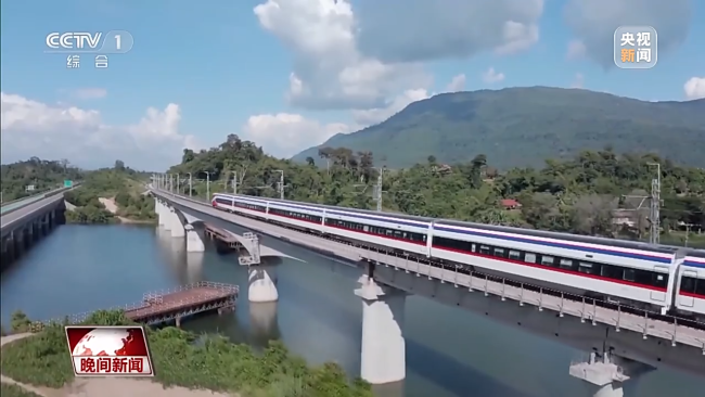 中老铁路国际旅客列车13日正式发车