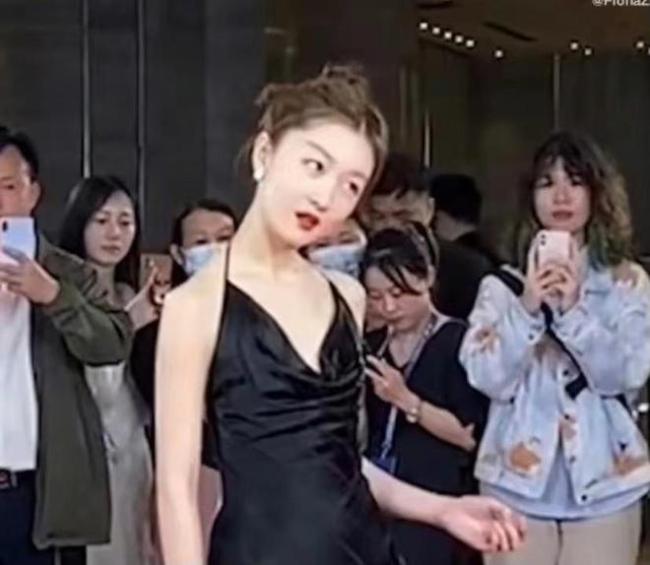 慢镜头成红毯“新玩法”周冬雨红毯慢镜头被群嘲 网友：尴尬的我抠脚指头！