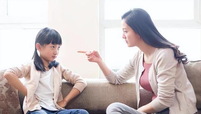 跟家人闹矛盾赌气 小伙自带铁链把自己锁山上 最后后悔了！