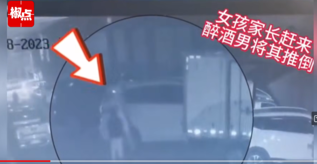 男子对六岁女童图谋不轨被高中生拿书包怒砸！