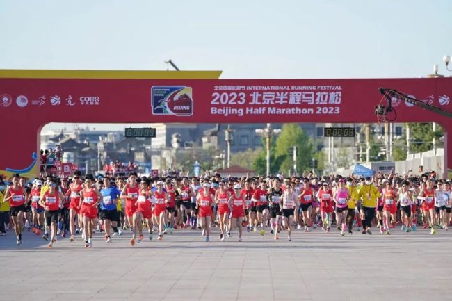 北京半马冠军跑进1小时 肯尼亚选手打破纪录 提升5分16秒