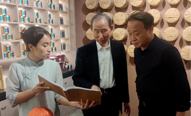 龙宇翔到深圳报业集团和华巨臣集团考察调研