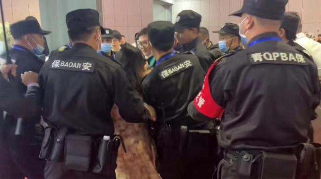 宝马MINI回应女生被拖走事件：安保人员进行了微微的拦截 或涉嫌歧视消费者
