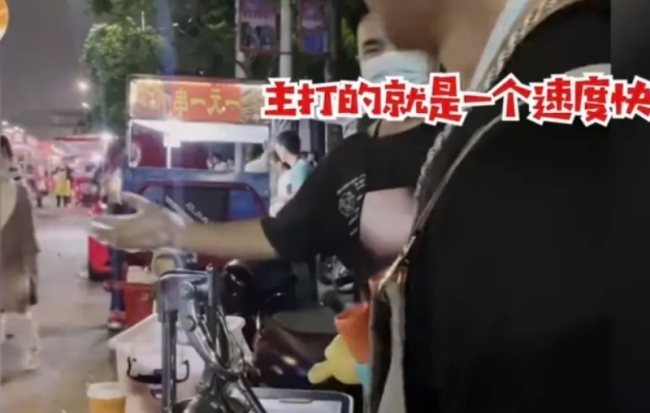 小伙摆摊见城管十秒收摊：动作行云流水，惊险又刺激