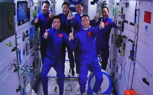 中国人在自己的“太空家园”首次“太空会师”，留下了一张足以载入史册的太空合影。