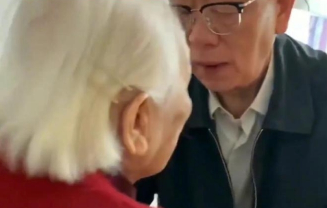 百岁老人到敬老院看儿子：儿子见到母亲，立刻跪下了