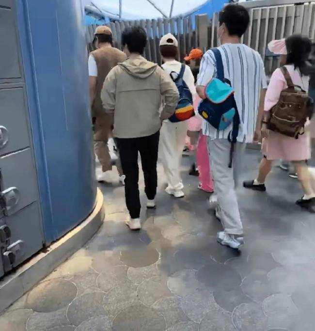 孙俪邓超一家出游被偶遇 四口之家画面温馨又美满