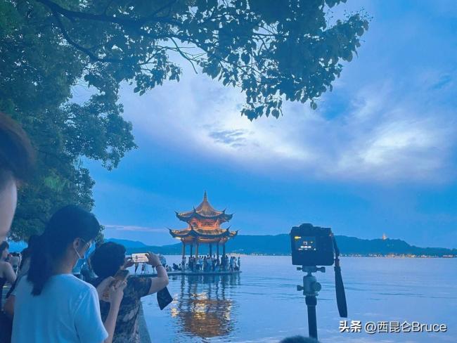 新行业？五一假期一男子在西湖捞手机日入一万，网友调侃：缴税吗