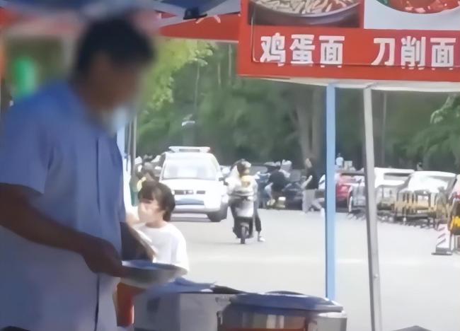 东莞凉粉店老板把剩粉倒回桶里重卖，女子拍下视频 报警揭黑心行径！