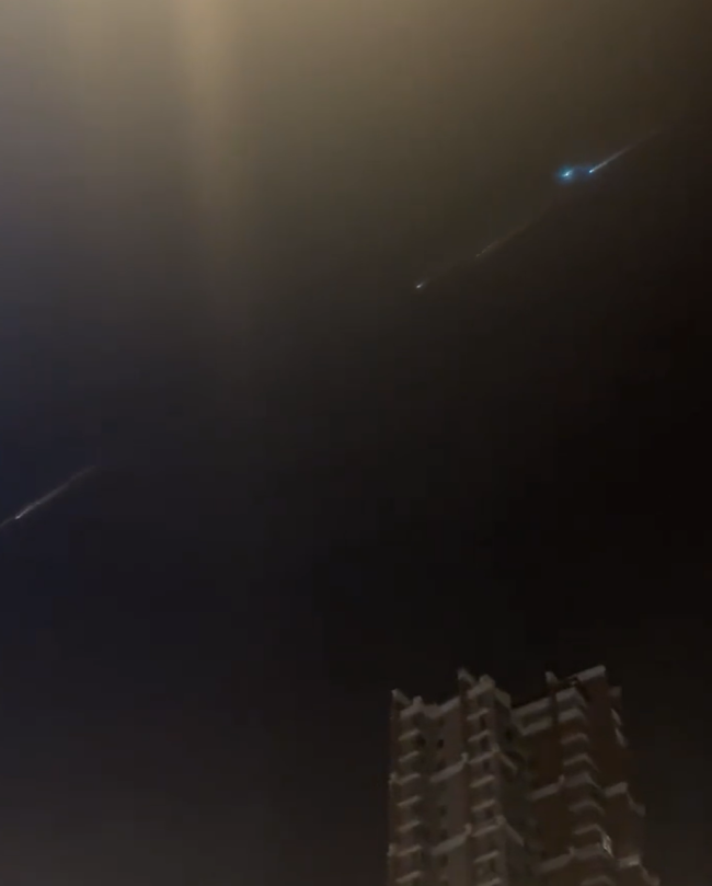 哈尔滨网友拍到不明飞行物 目击者：持续了10多秒，以下降姿态快速飞过，不像飞机和流星 到底是啥？