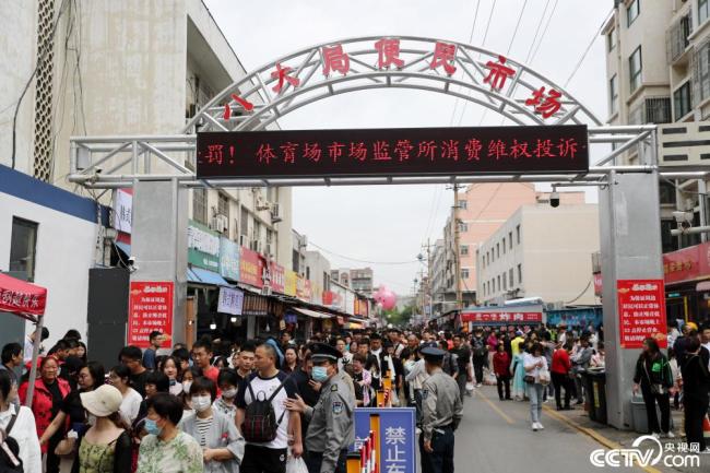 山东淄博：烧烤让整个城市“热”起来