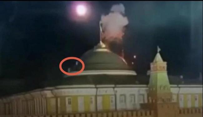 克宫遭无人机袭击时2人爬上屋顶，谁才是“袭击普京”的幕后黑手？