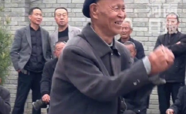 86岁老人表演前作揖行礼，仪式感来了！