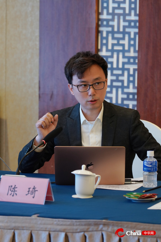 北京乐民社区公益发展中心主任陈琦主持会议
