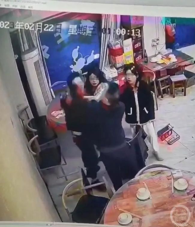 公职人员打人被拘十天：骚扰女子并让其陪酒