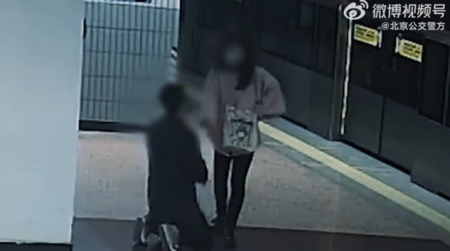 骚扰女性被揪住下跪求饶：男子追着女子猥亵！