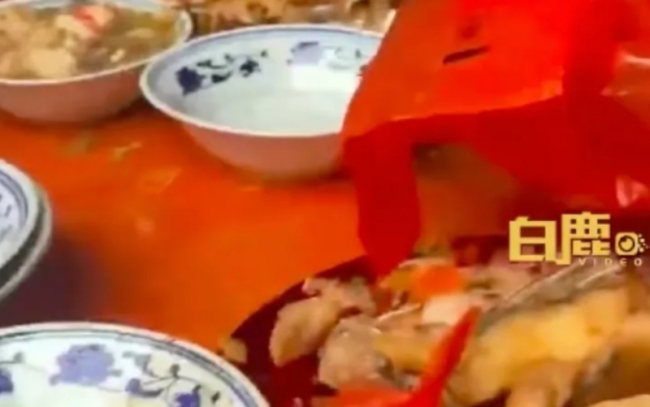 男子吃席遇大妈强势打包