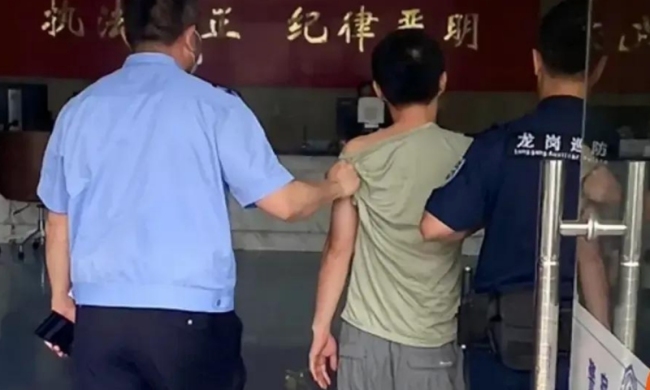 母亲遭骚扰儿子一招制服