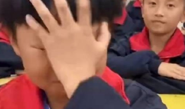 男童回答问题时突然爆哭