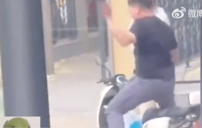 男女吵架后男生暴跳如雷