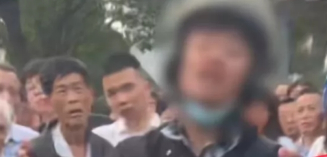 女子给孩子拍照被辱骂