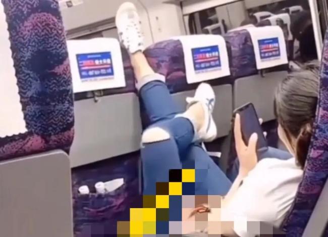 女学生坐高铁拒绝补票对其他乘客污言秽语 网友：真是欠收拾