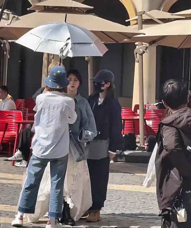 谭松韵穿婚纱拍戏路透 网友偶遇《你比星光美丽》拍摄现场