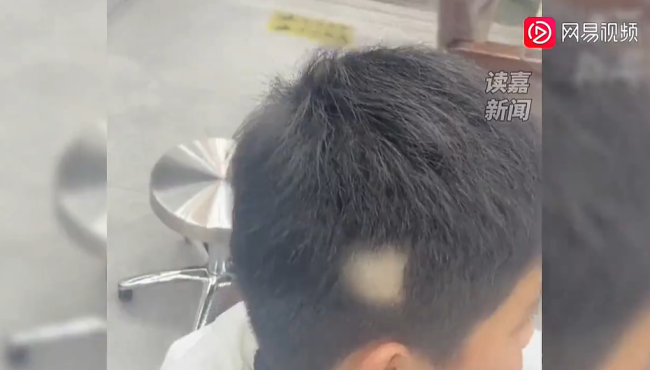 男孩拿推子“助攻”理发师，结果尴尬了