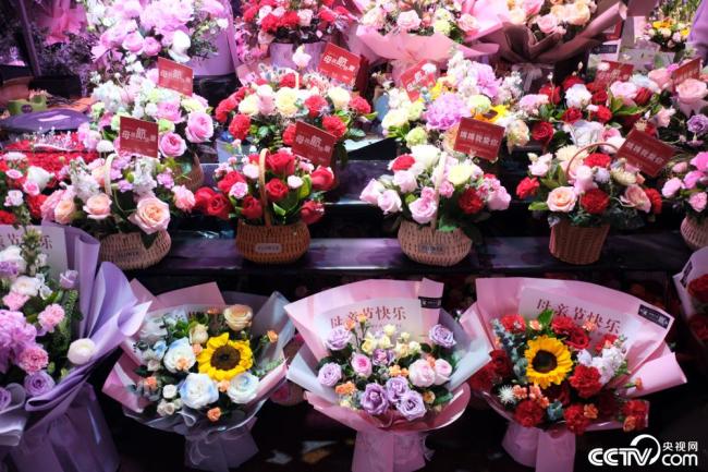 沈阳：市民购买鲜花迎母亲节