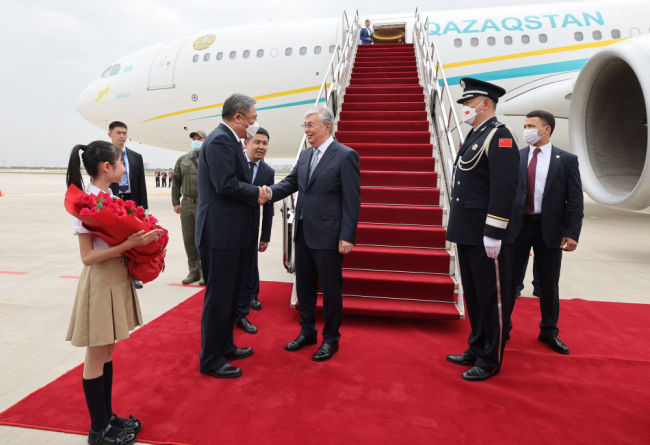 哈萨克斯坦总统抵达西安