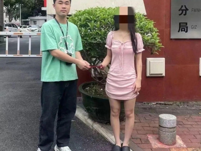 男子搭讪不成抢女子手机，扬长而去！