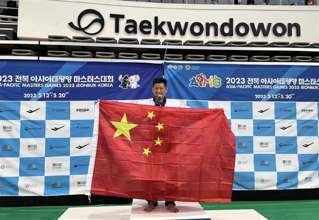 中国台湾选手在韩国获奖 高举五星红旗亮相颁奖台
