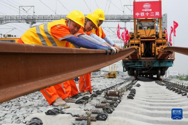 沪宁沿江高铁全线铺轨贯通