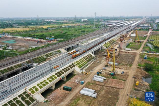 沪宁沿江高铁全线铺轨贯通