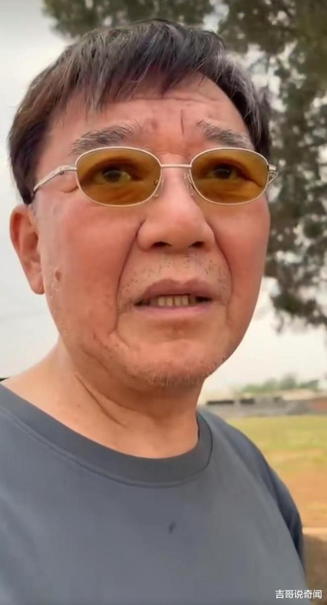 李立群回河南祭祖很接地气 网友感慨李立群一家长得很像
