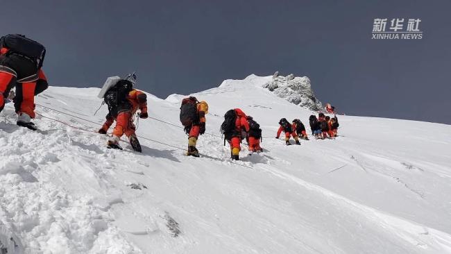 我国科考队员登顶珠峰开展多项科学考察