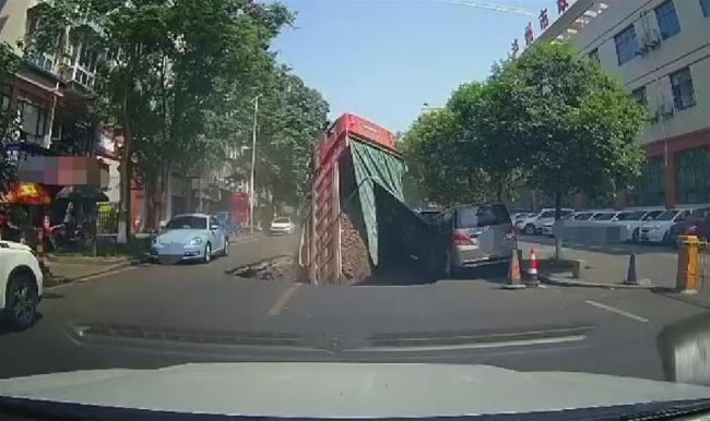 四川泸州路面塌陷一货车掉入大坑，驾驶员从驾驶室爬出逃生