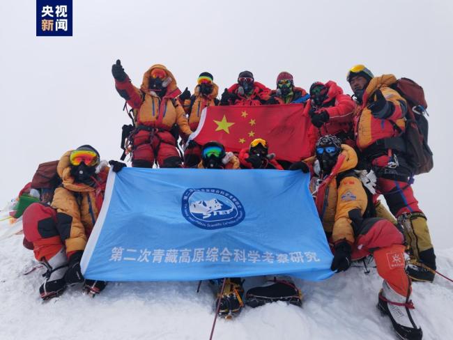 珠峰科考登山隊員成功登頂